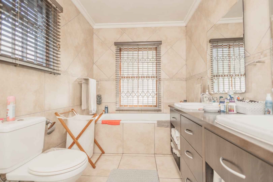 To Let 4 Bedroom Property for Rent in Joostenbergvlakte Western Cape